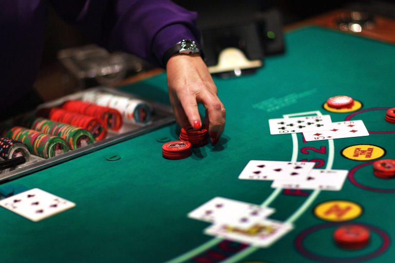 El crupier del blackjack acepta apuestas