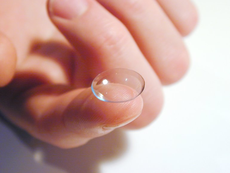 Lentes de contacto para ver con claridad las cartas marcadas