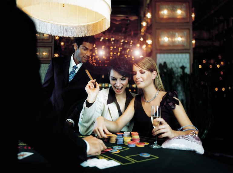Belleza feliz que tiene una suerte increíble en el casino