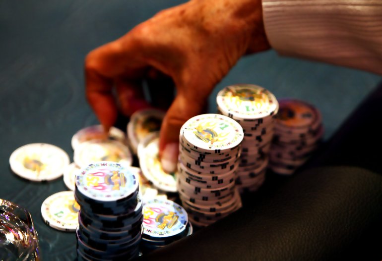 Fichas de diferentes denominaciones ganadas por un jugador experimentado