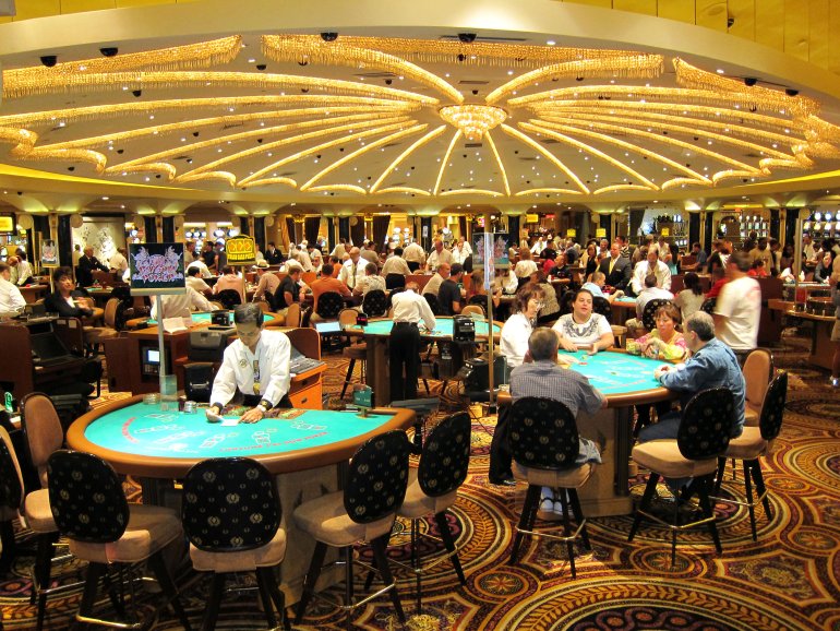 Interior de la sala de juegos del casino Caesars Palace de Las Vegas