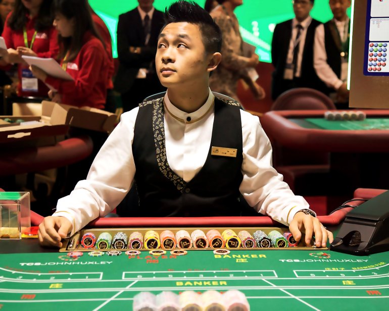 Croupier en la mesa