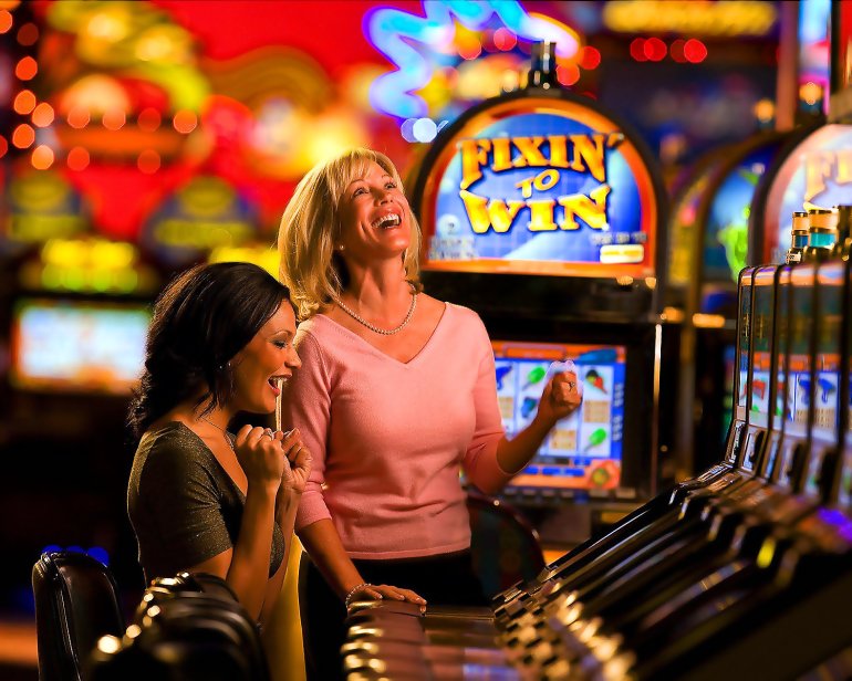 2 chicas se alegran de la apuesta afortunada y ganan