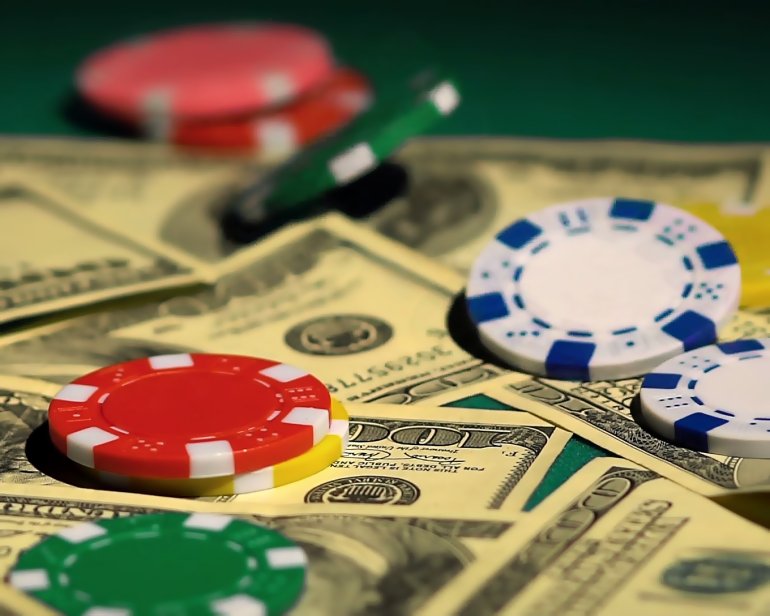 fichas de casino y dólares