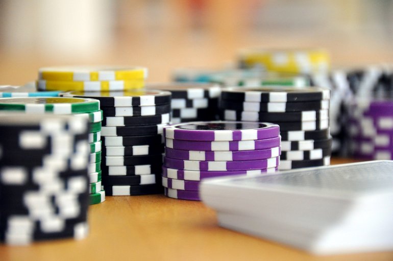 Fichas de casino con partes metálicas como medio de falsificación