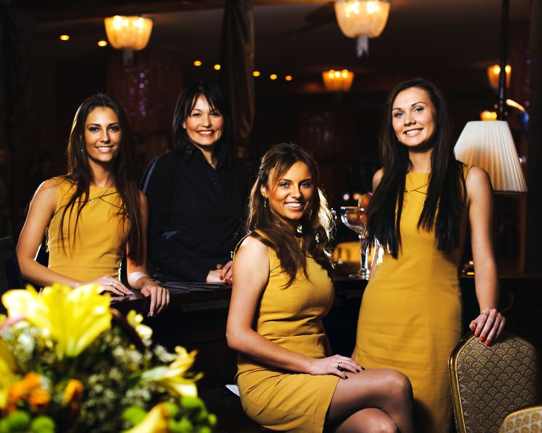 Empleados del casino de Minsk con uniforme amarillo
