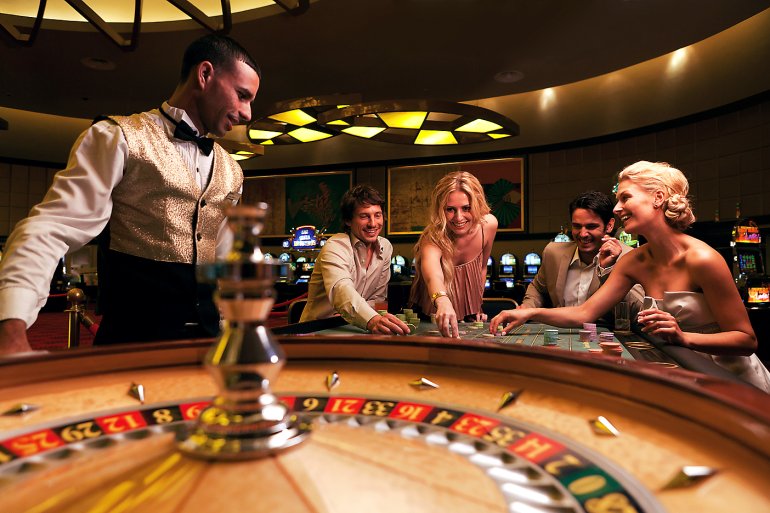 Los jugadores apuestan en la ruleta del casino