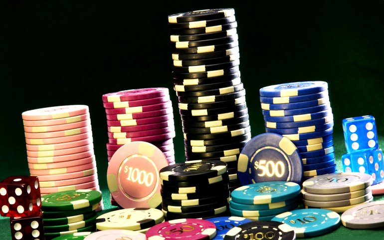 Un montón de fichas de juego de 1000 y 500 dólares y dados