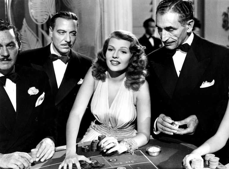La chica de la ruleta de mesa juega bien