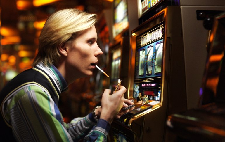 Impacto hipnótico de las máquinas recreativas en los jugadores