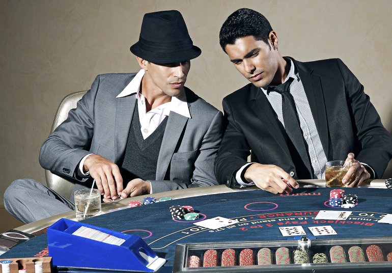 Los jugadores de blackjack intentan mirar las cartas