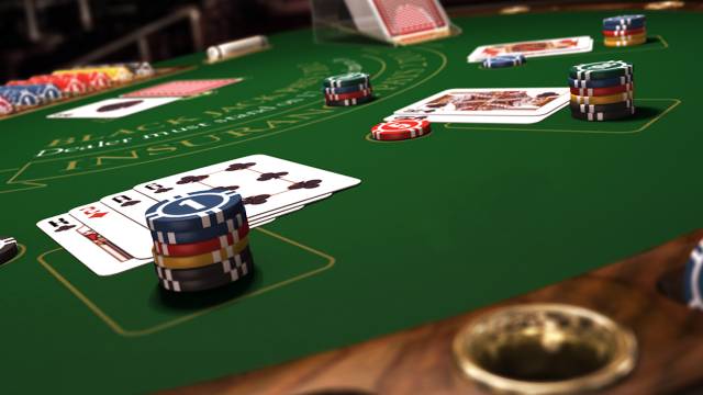 ¿Cómo jugar al Blackjack cuando el crupier acierta con un 17 "blando"?