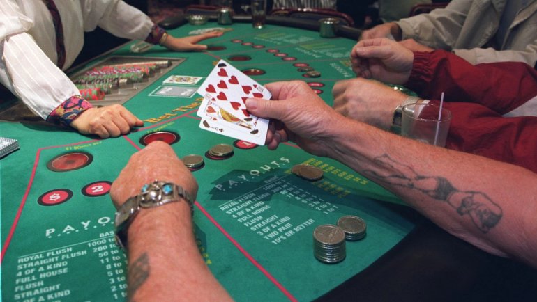 jugadores en la mesa del casino