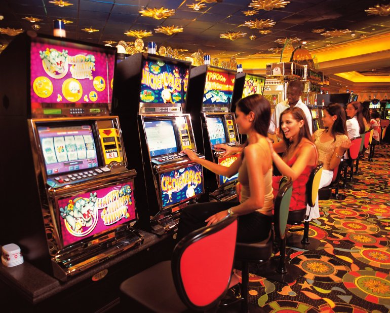 Las mujeres juegan a su tragaperras favorita Lucky en el casino