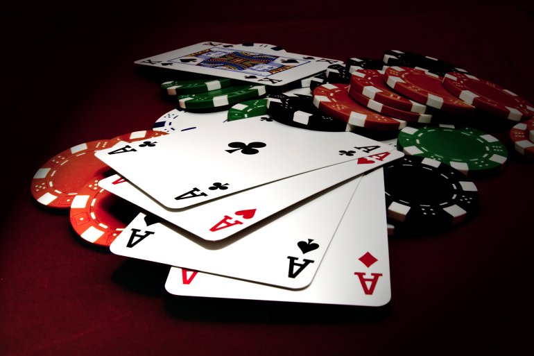 Fichas y cartas en el campo de blackjack