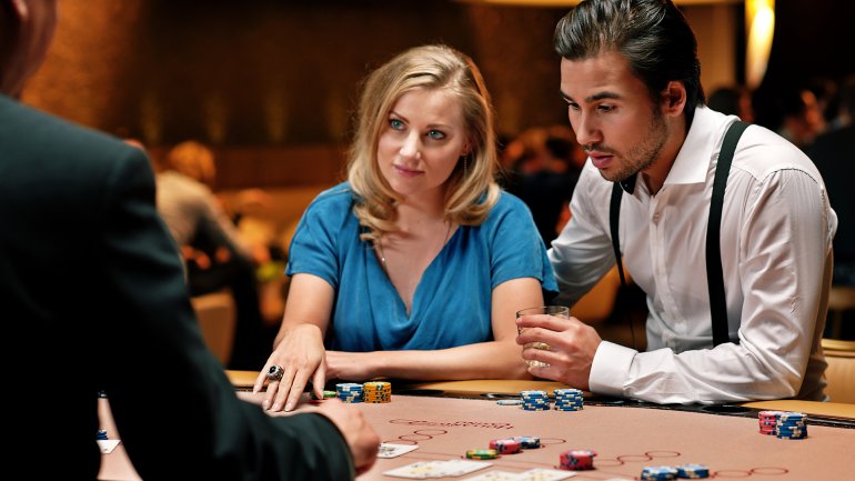 La chica escucha con entusiasmo las reglas del juego de blackjack