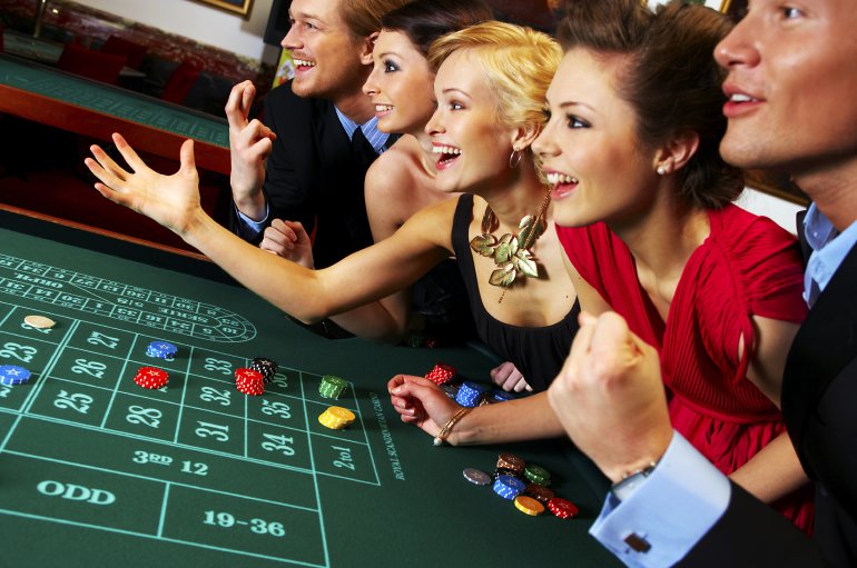 La gente juega a la ruleta en un casino