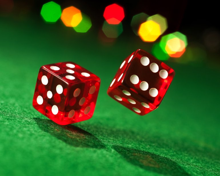 Dados rojos sobre fondo verde
