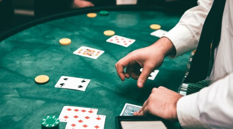 manos de un crupier de casino