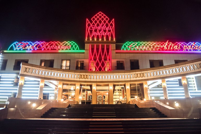 Palacio Altai por la noche
