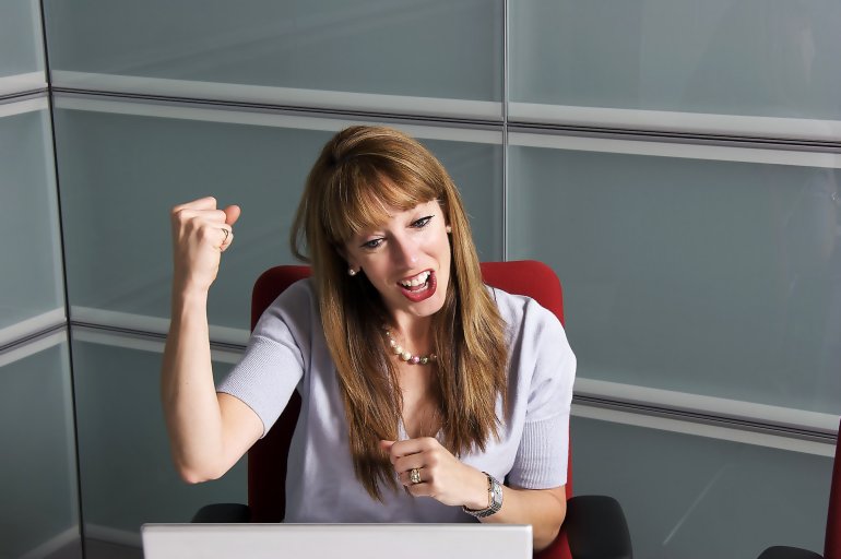 Una chica feliz se alegra de ganar al bingo online