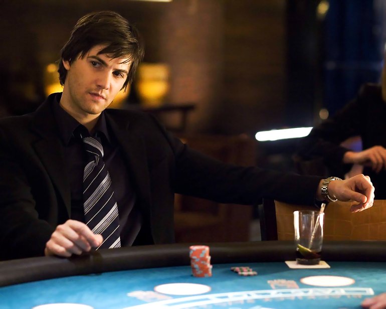 el jugador uno se sienta en una mesa de blackjack