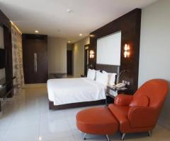 Le Grande Casino Dar Es Salaam: Habitación superior con cama king-size y vistas al mar