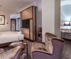 Merit Montenegro Casino: Suite Junior King con acceso al salón