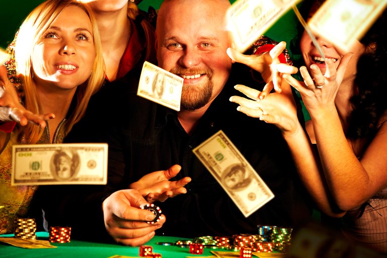 Un hombre feliz entre chicas y dinero