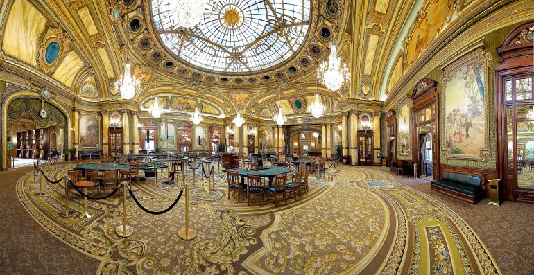 Lujosa arquitectura del Casino de Montecarlo en Mónaco