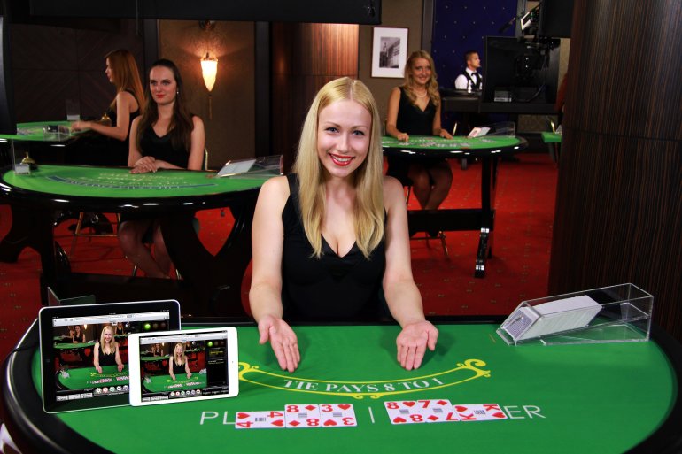 Crupier de bacará en vivo en un casino en línea