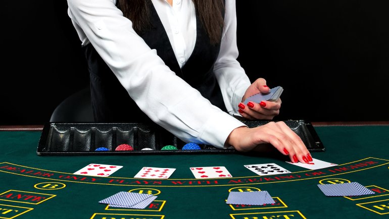 Dama que reparte blackjack