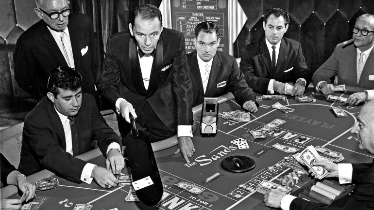 croupier en una mesa del casino de juego baccarat Sands