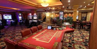 Admiral Casino Akropolis Vilnius: Una amplia sala de juegos
