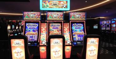 Casino Partouche Coutainville: Zona de juego con máquinas