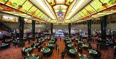 Kangwon Land Casino: Una sala con mesas de juego