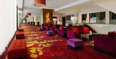 Marriott Hotel & Casino Warsaw: Elegante vestíbulo