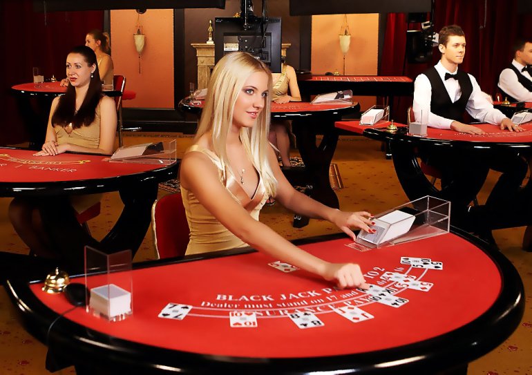 Chica crupier en un casino online en vivo