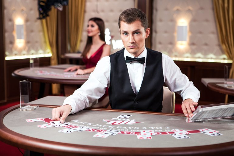 Un crupier de blackjack en un casino