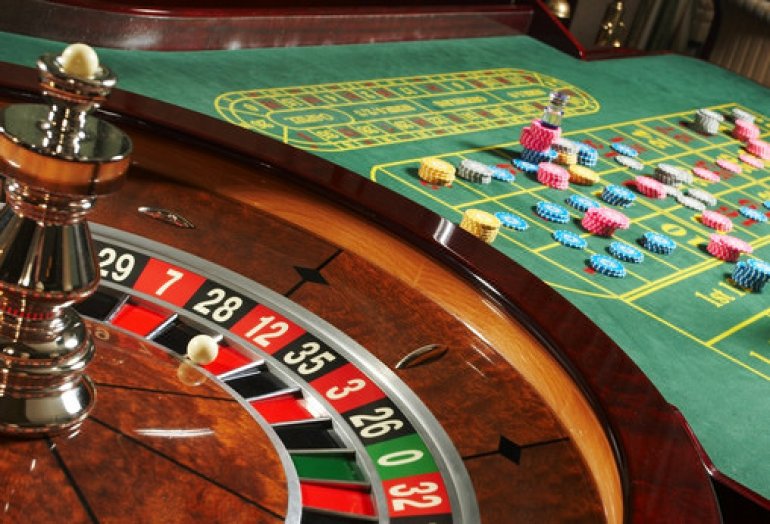 Ruleta con la mesa y las apuestas