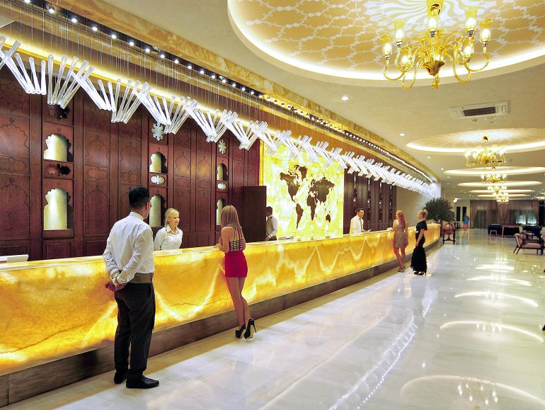 Una chica con un minivestido rosa pide un préstamo para jugar en el casino Trump Taj Mahal