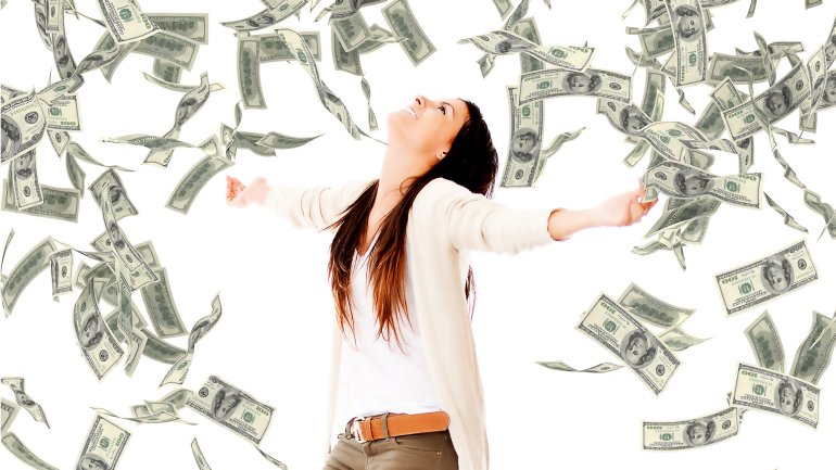 Chica feliz por ducharse con billetes de dólar