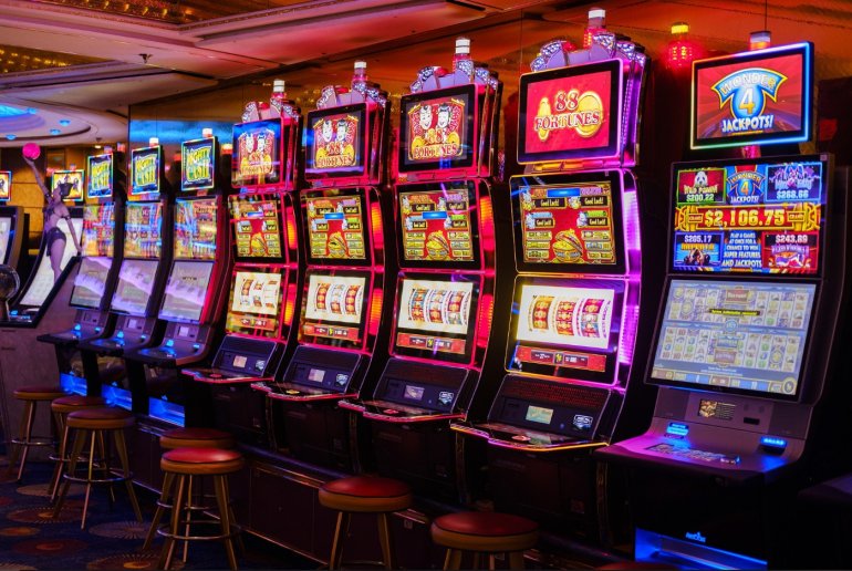 máquinas tragaperras en la sala del casino
