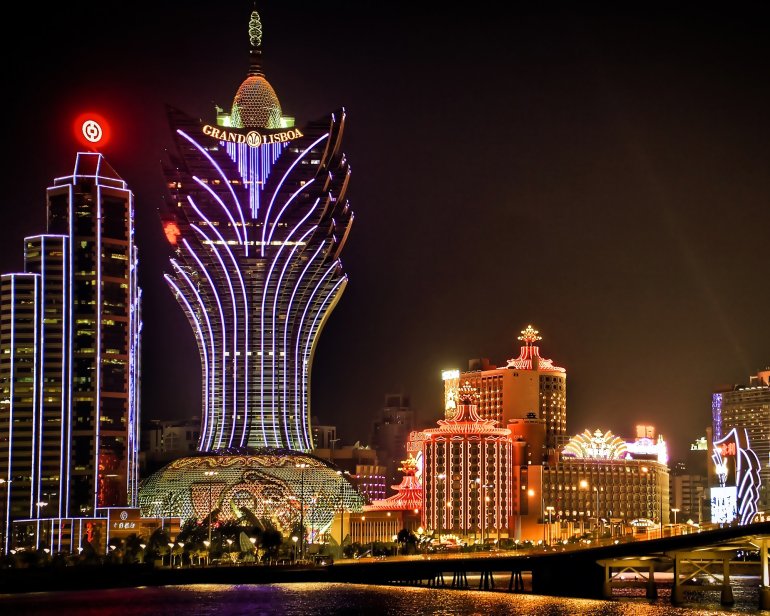 Vista nocturna del Casino Grand Lisboa