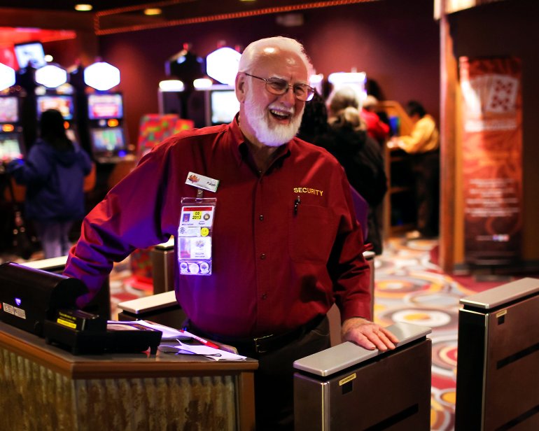 Dos agentes de seguridad en las máquinas tragaperras del casino