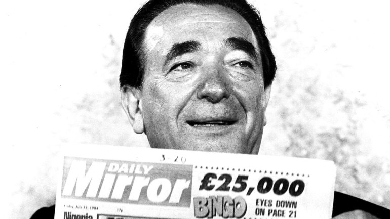 El magnate de los medios Robert Maxwell con un periódico en las manos