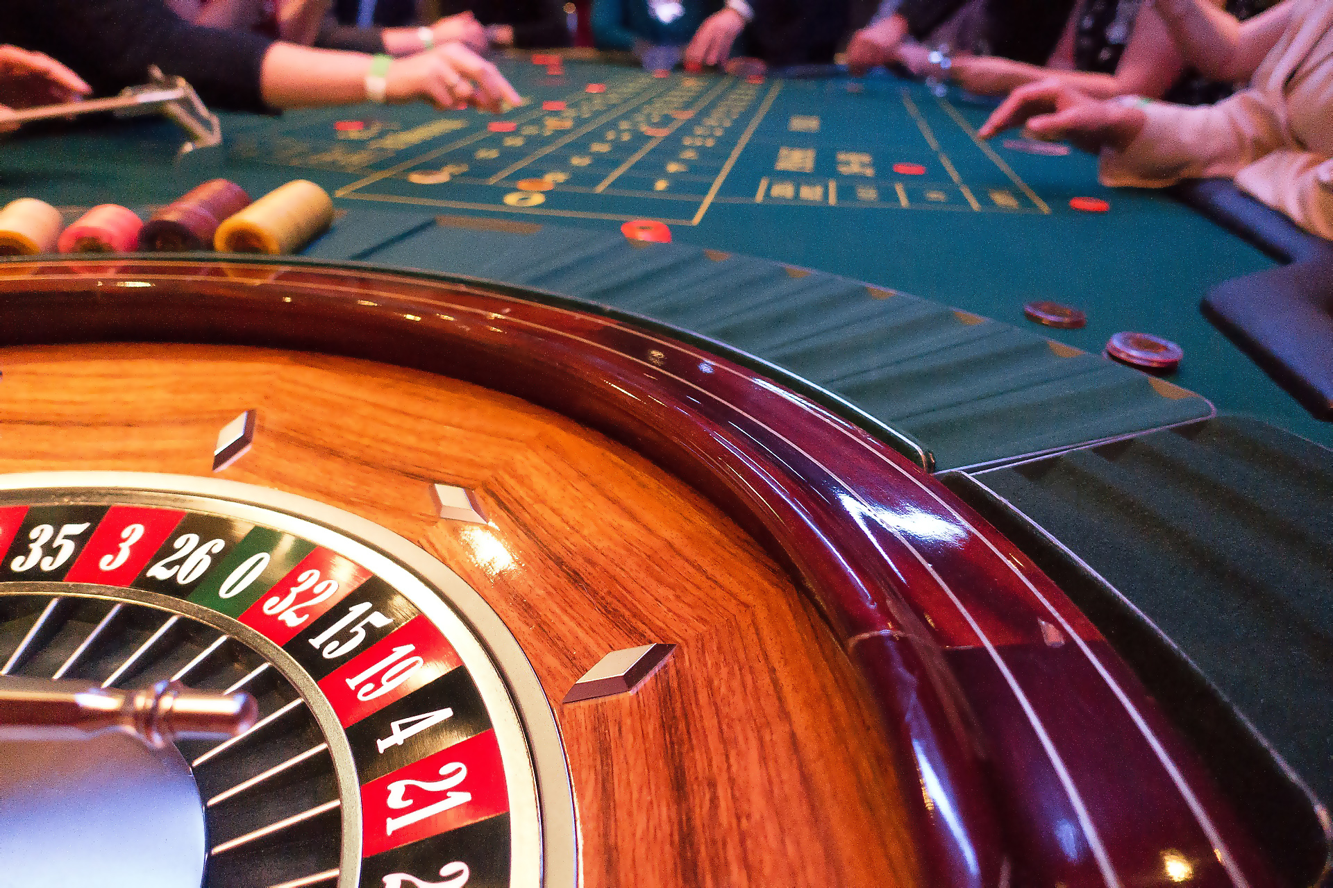 Roulette bets Los jugadores de ruleta realizan las apuestas